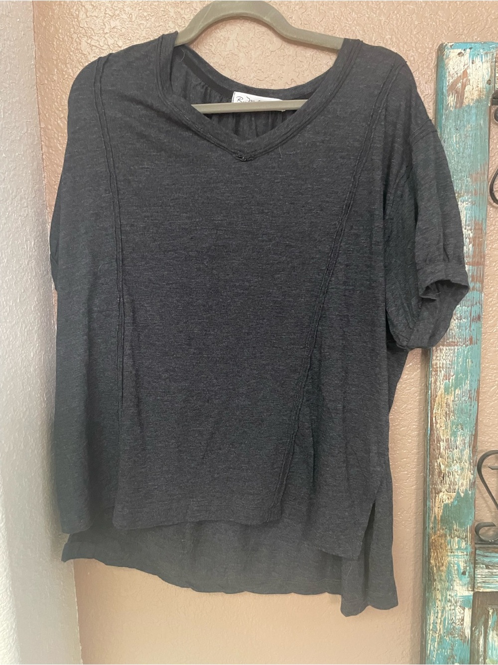 Relaxed V-Neck Short Sleeve Tee in Black